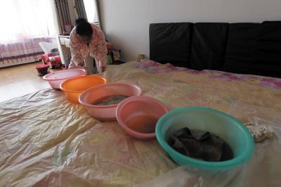 织金楼上漏水，住户失联，小区没物管，业主维权难！律师来支招……